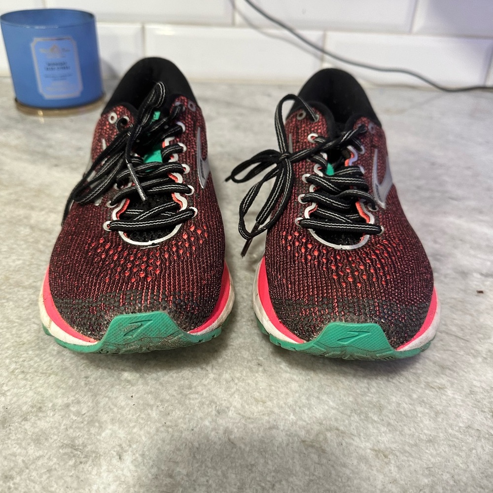 Brooks ghost 11. Very little wear.